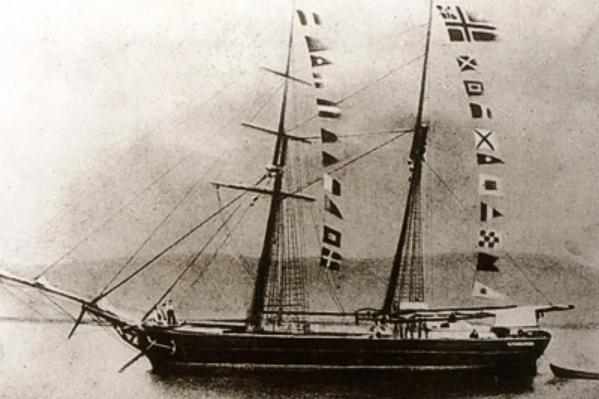 Archival photo of the schooner Albatros dressed with signal flags including the Norwegian flag