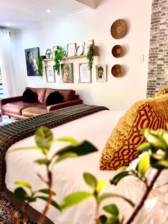 Art-Inspired Bedroom Close to CBD - Image 2