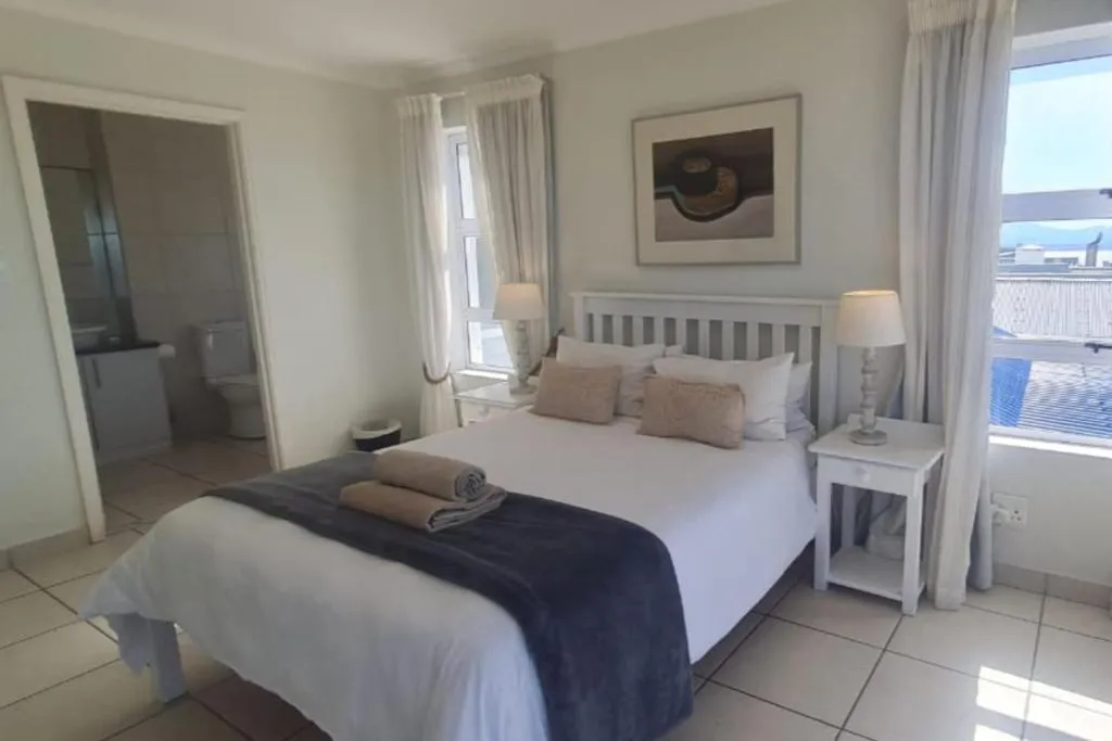 Point Village Accommodation - Linda - Image 2