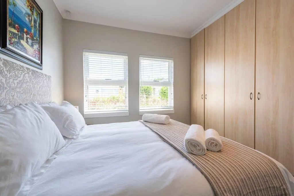 Sedgefield - Quick WALK to Beach. REDUCED Winter Rates - Sleeps 6 Guests - Image 3