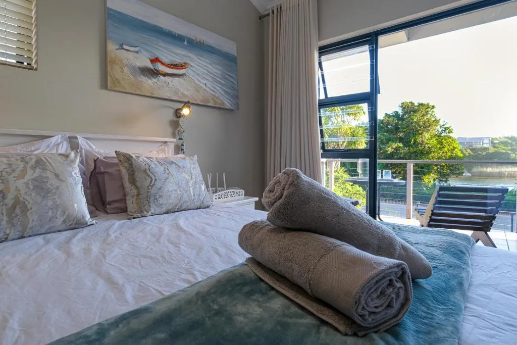 Waterside Holiday House - Image 2