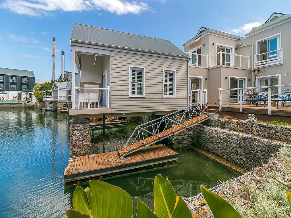 Waterfront holiday home with wooden boardwalk and modern architecture