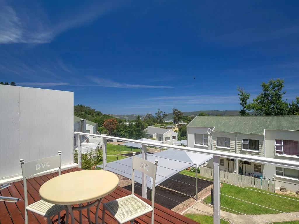 Shaded deck with table overlooking Knysna valley and surrounding countryside