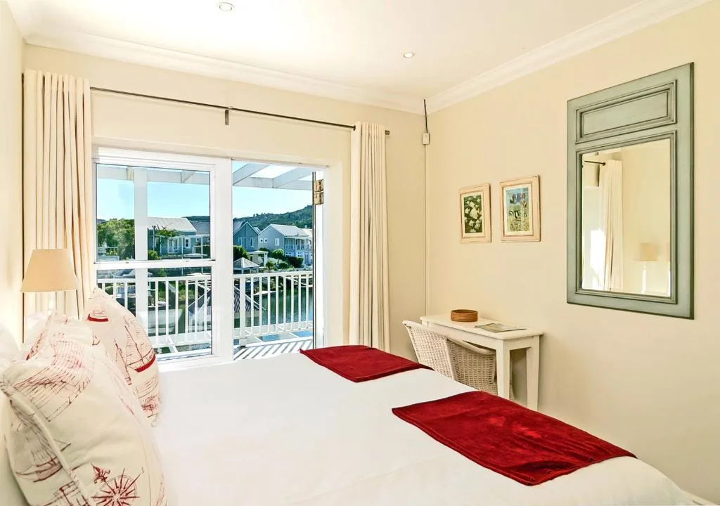 Bright bedroom with twin beds, deck access overlooking Thesen Islands neighbourhood