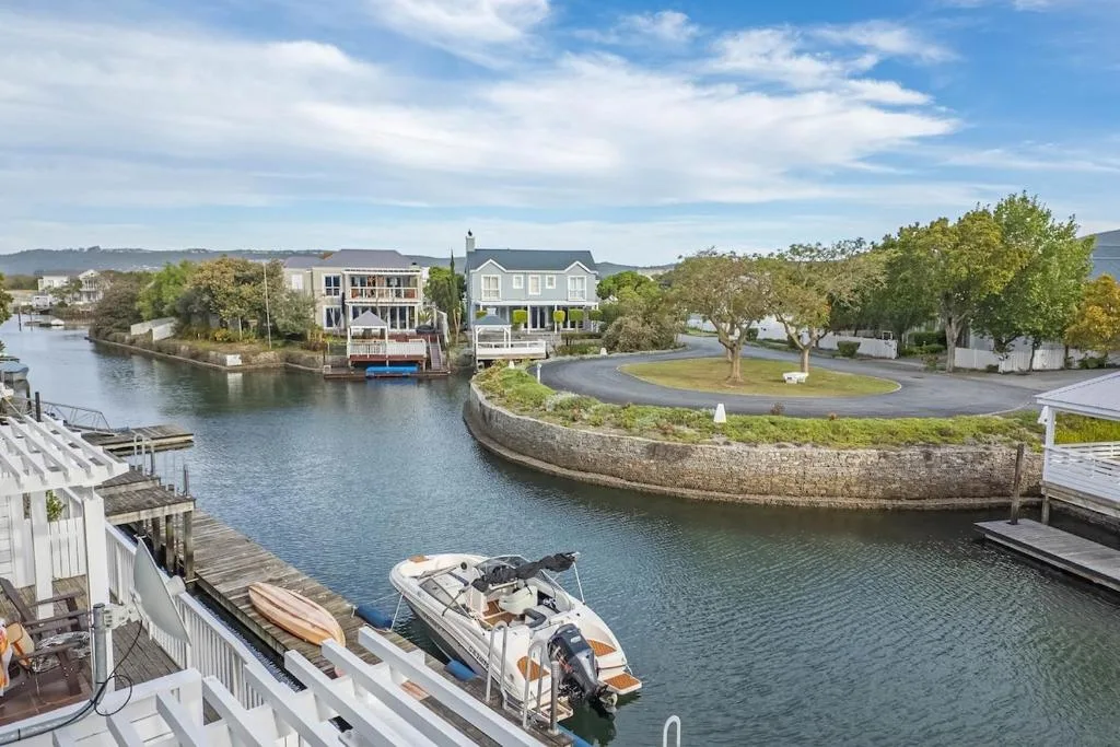 Scenic waterfront view of Thesen Island with boats and historic homes
