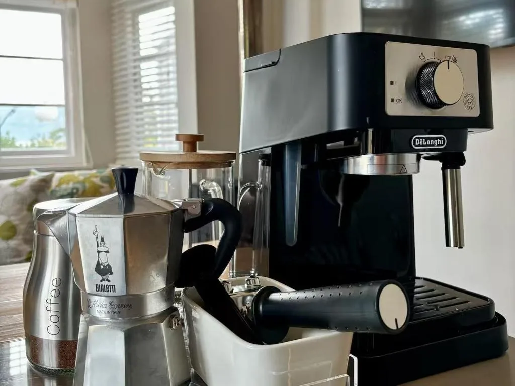 DeLonghi espresso machine with Bialetti moka pot and coffee grinder