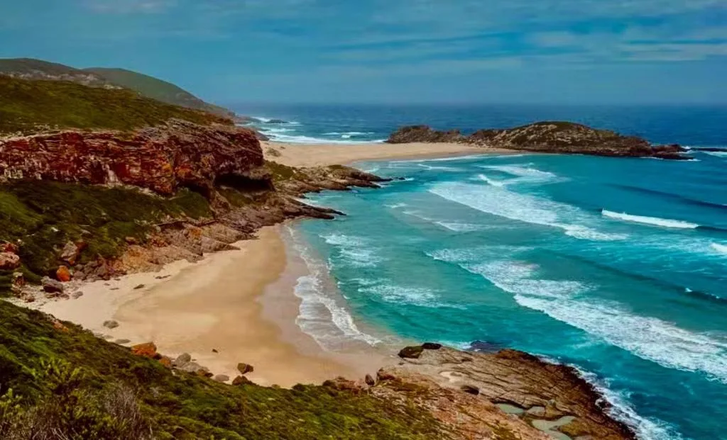 Stunning coastal beach and turquoise ocean view with rocky cliffs
