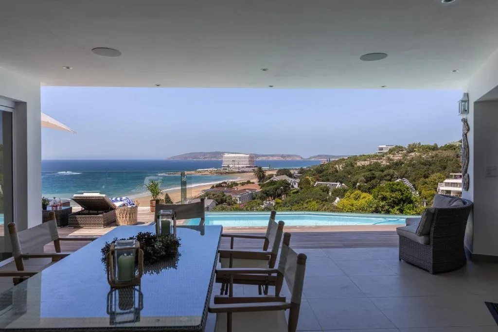 Panoramic coastal view with infinity pool overlooking Plettenberg Bay and ocean