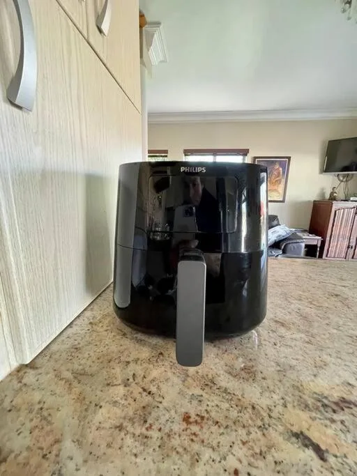 Black Philips air fryer on granite kitchen countertop